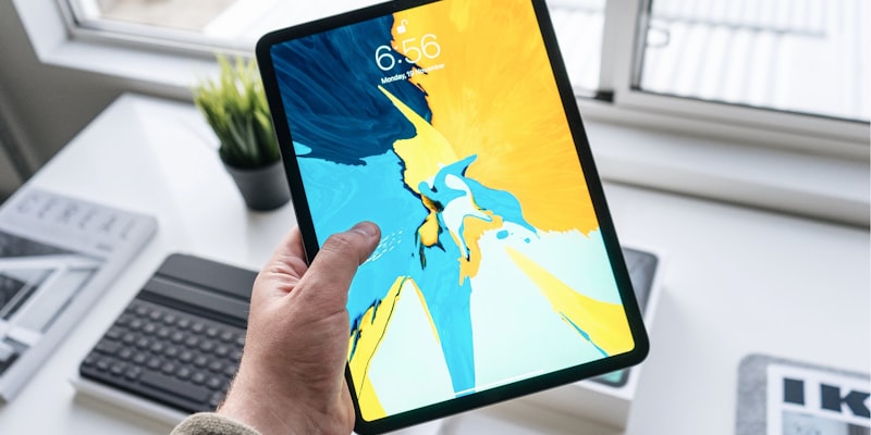 某品牌与欧冠联赛联动营销案例 - 品牌标志与欧冠奖杯结合的画面